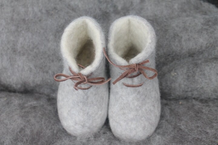 Baby Filzschuhe Filzpantoffeln Grau Bär Jungen Mädchen Hausschuhe Wolle von SalueFilz