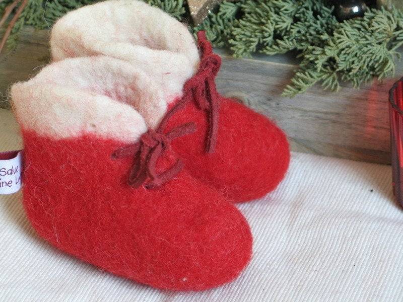 Babystiefelchen Kinder Filzstiefel Nikolaus Weihnachten Hausschuh Hüttenschuh Puschen Wolle Filz Gr 17-35 von SalueFilz