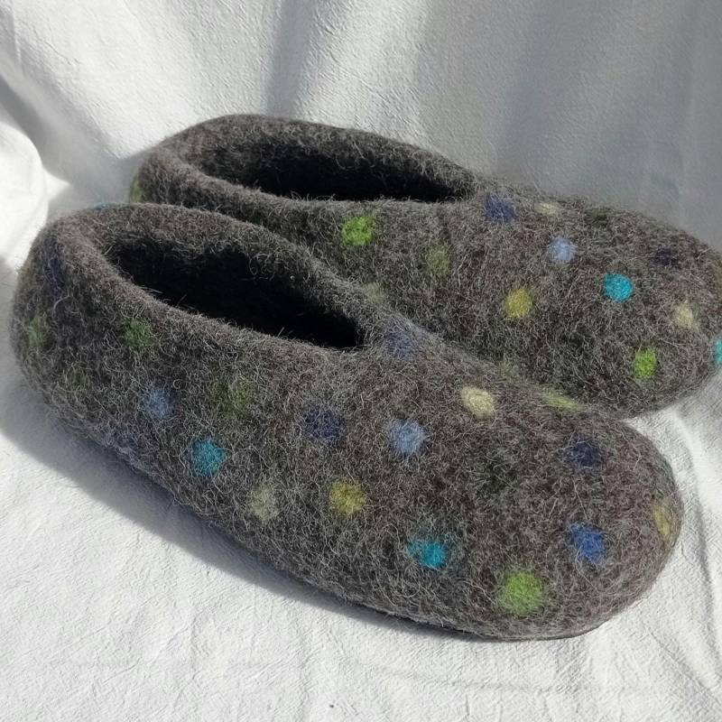 Damen+ Herren Filzpantoffeln in Gr.36-47 Filzschuhe Mit Konfetti Bunten Punkten Auf Dunkelgrau Filzsohle Oder Gummisohle von SalueFilz