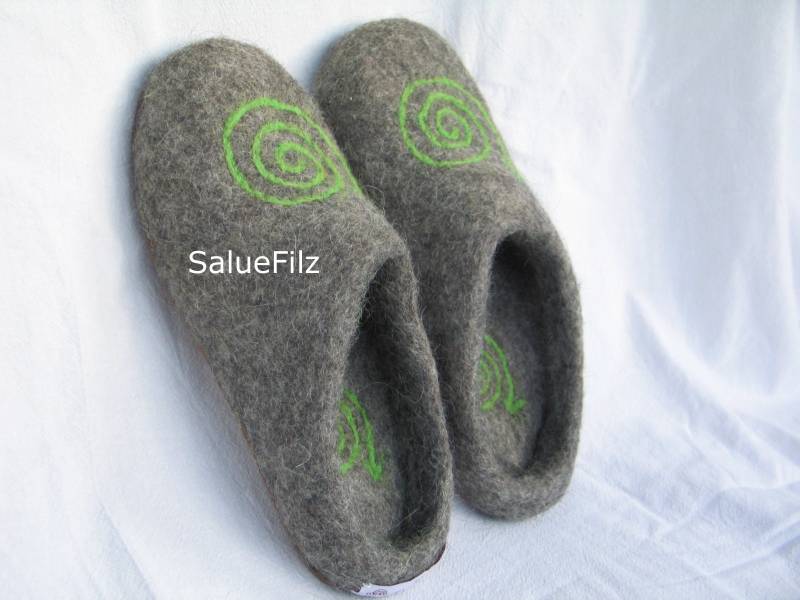Damen + Herren Filzpantoffeln Spirale Grau Grün Mit Gummisohle Oder Filzsohle Filzschuhe Hausschuhe von SalueFilz