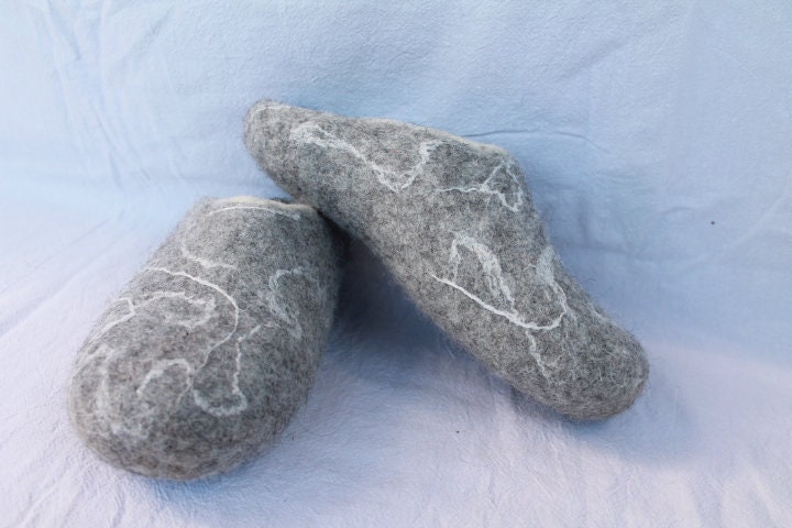 Damen Filzpantoffel Gr. 36-42 Hausschuhe in Hellgrau Innen Creme Mit Maulbeerseide , Wollfilzsohle Oder Gummisohle von SalueFilz