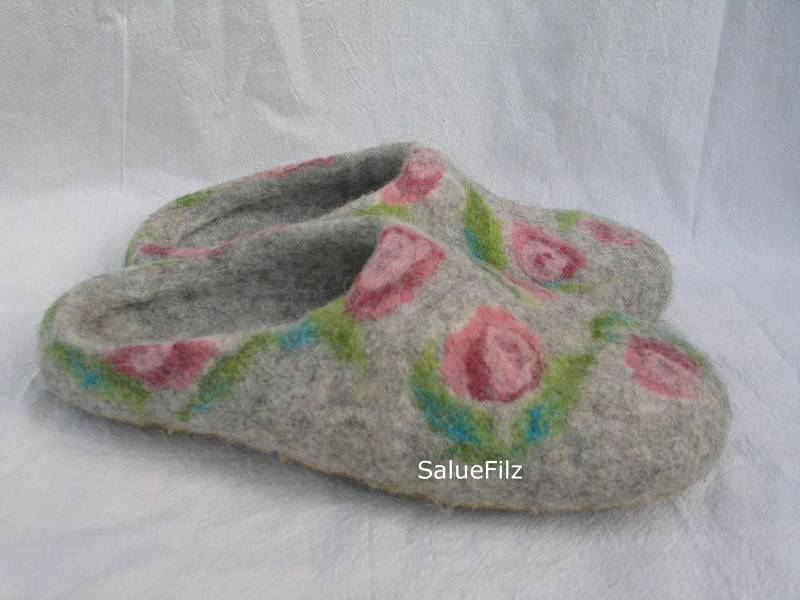 Damen Filzpantoffeln Handgefilzte Rosen Hausschuhe in Altrosa Auf Grau Mit Filzsohle Oder Gummisohle von SalueFilz
