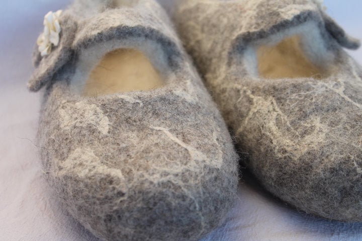 Damen Hausschuh Filzpantoffel Ballerina in Grau Wollweiss Mit Eingefilzter Seide Und Handgenähter Satinrose von SalueFilz
