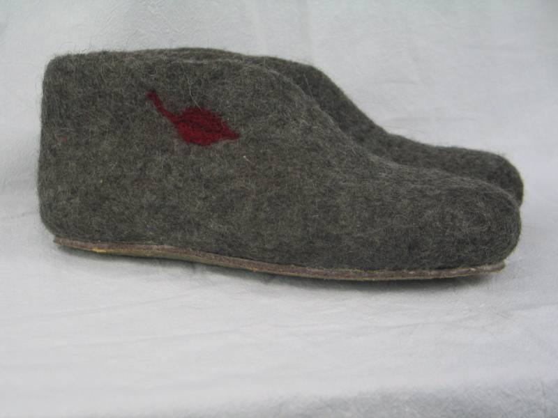 Filzpantoffel Damen Hausschuh Halbhoch Mit Blattmotiv Und Woll-Filzsohle Oder Gummisohle von SalueFilz