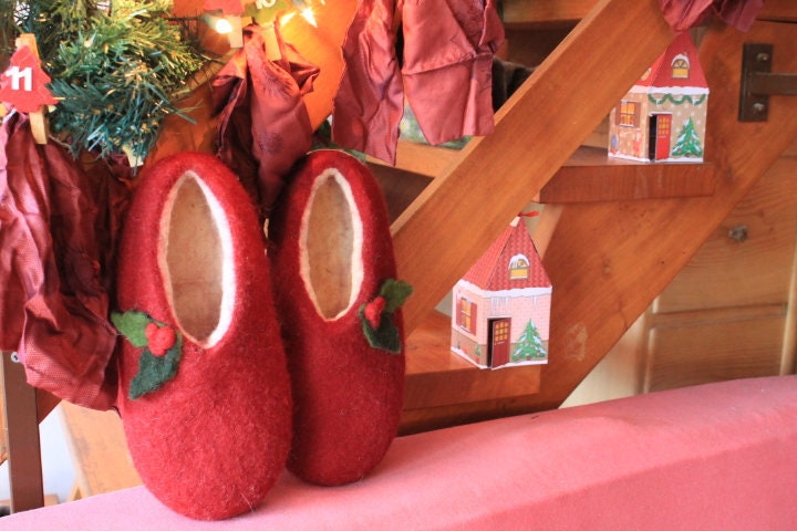 Filzpantoffel "Dezemberhauch" Für Damen in Weinrot + Creme Mit Ilexblättern Und Roten Beeren Wollfilzsohle Oder Gummisohle von SalueFilz