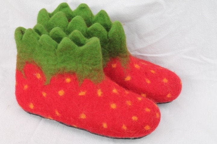 Filzpantoffeln Erdbeere Gr.36-42 Filzschuhe Damen Hausschuhe Filzsohle Gummisohle Hüttenschuhe von SalueFilz