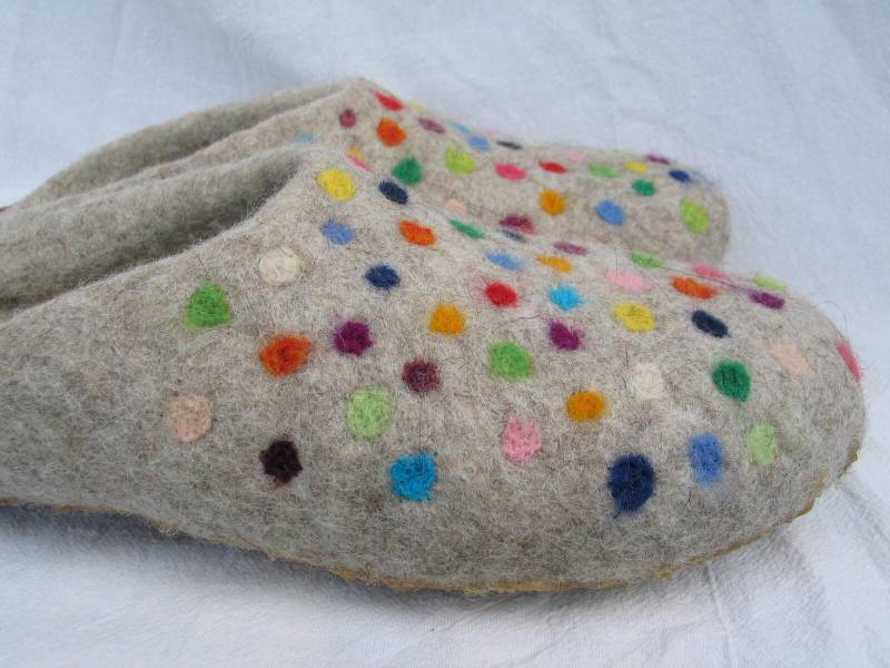 Filzpantoffeln Filzschuhe Konfetti Punkte Bunt Damen Hausschuhe Wolle Hellgrau Gummisohle von SalueFilz