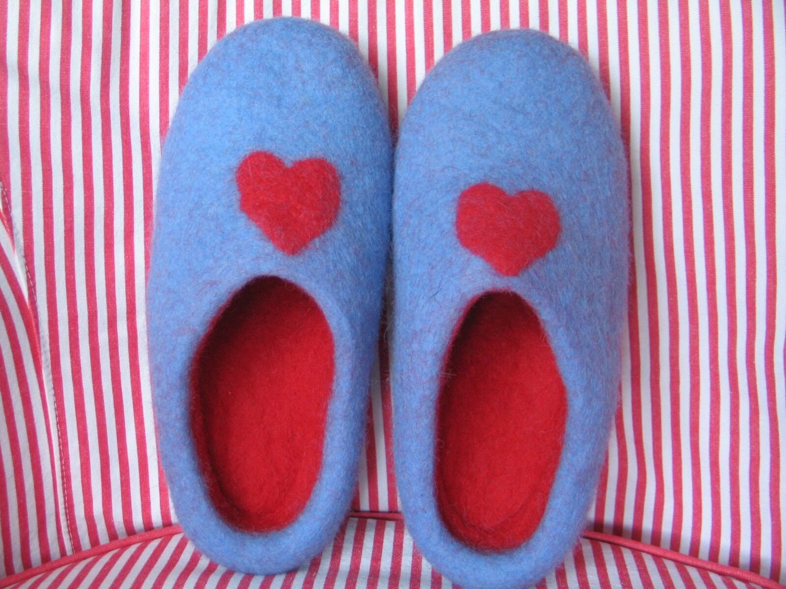 Filzpantoffeln Gr 36-42 Filzschuhe Mit Herz Hellblau Rot Hausschuhe Damen 4mm Filzsohle Oder Gummisohle von SalueFilz