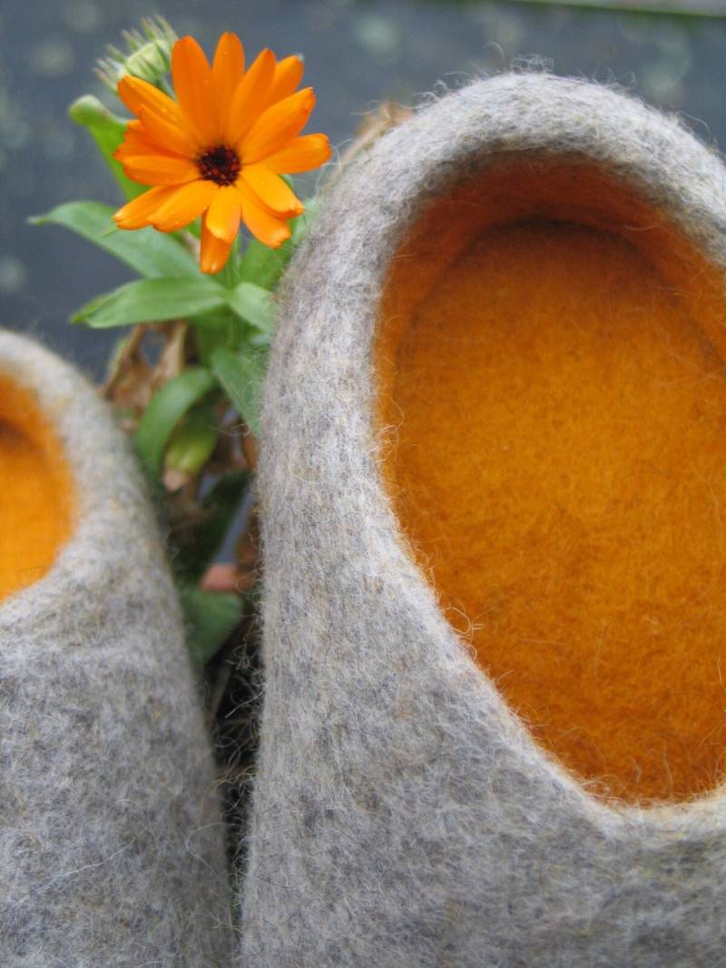 Filzpantoffeln Gr. 36-42 Hausschuhe Lichtgrau Mit Fröhlichem Ringelblumengelb Damen Herren Unisex Filzsohle Oder Gummisohle von SalueFilz