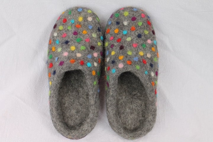 Filzpantoffeln Konfetti Gr.36-47 Filzschuhe Punkte Bunt Dunkelgrau Damen Herren Hausschuhe Filzsohle Gummisohle von SalueFilz