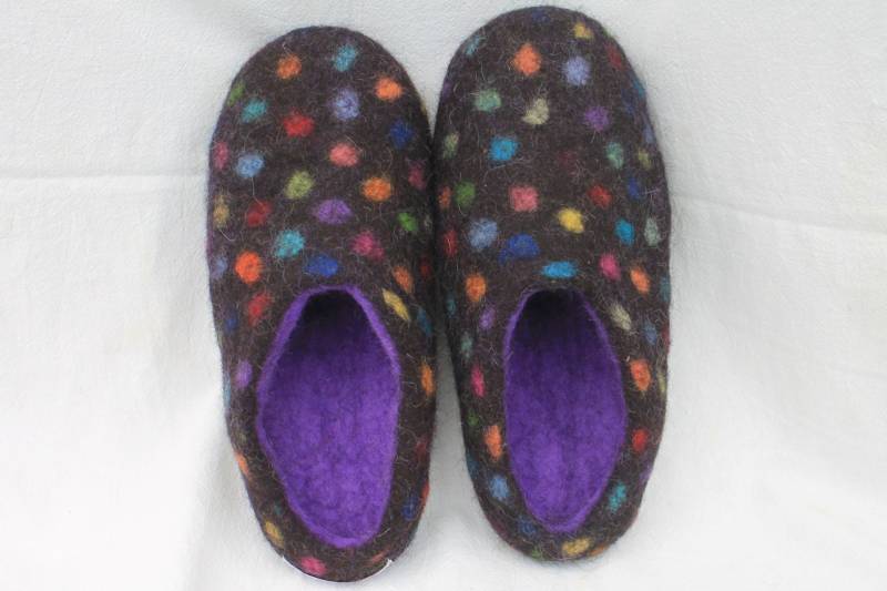 Filzpantoffeln Konfetti Mit Bunten Punkten Damen + Herren Hausschuhe Wolle Naturschwarz Gummisohle Oder Latexierter Wollfilzsohle von SalueFilz