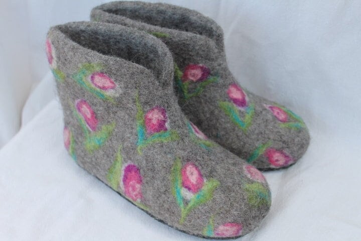 Filzpantoffeln Rosen Gr.36-42 Filzschuhe Pink Rose Auf Grau Damen Hausschuhe Hoch Filzsohle Gummisohle von SalueFilz