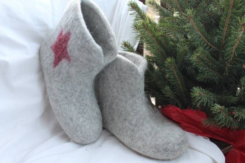 Grauer Filzstiefel Damen Herren Hausschuh Mit Stern in Deiner Farbe Hüttenschuh Filzsohle Oder Gummisohle von SalueFilz