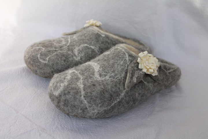 Handgefertigte Filzschuhe Damen Hausschuhe in Grau Mit Maulbeerseide Und Aufgenähter Rose Creme, Gummisohle Oder Wollfilzsohle von SalueFilz