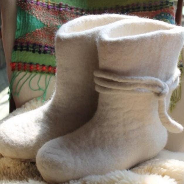Handgefertigter Filzstiefel Creme Bis Grau Wählbar Filzschuh Wadenhoch Hausschuhe Damen Herren Valenki von SalueFilz