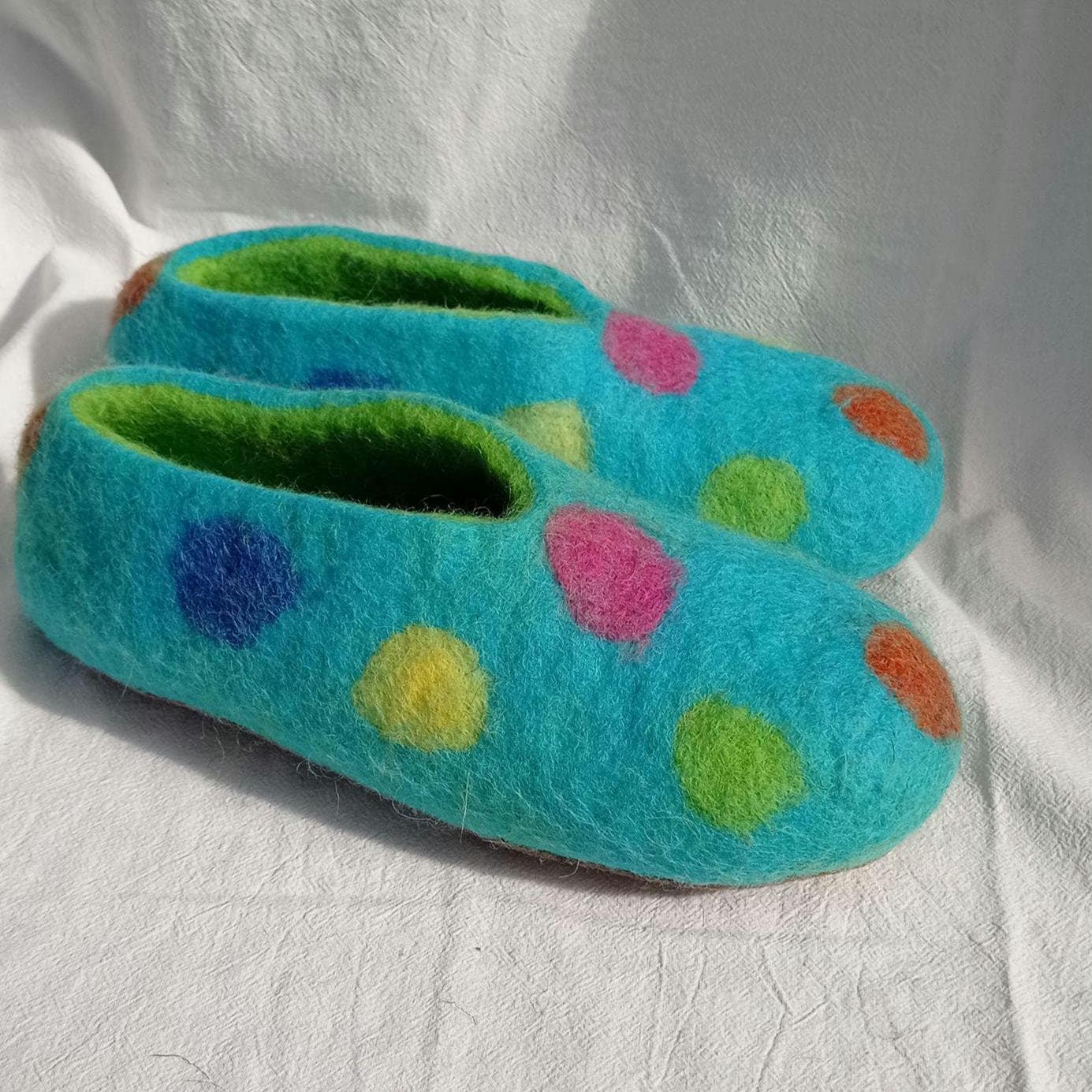 Handgefilzte Filzpantoffeln Damen Und Herren Türkis Mit Bunten Punkten Gummisohle Oder Wollfilzsohle von SalueFilz
