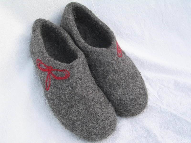 Handgefilzte Hausschuhe Filzschuhe Filzpantoffeln Grau Rot Gummisohle Filzsohle von SalueFilz