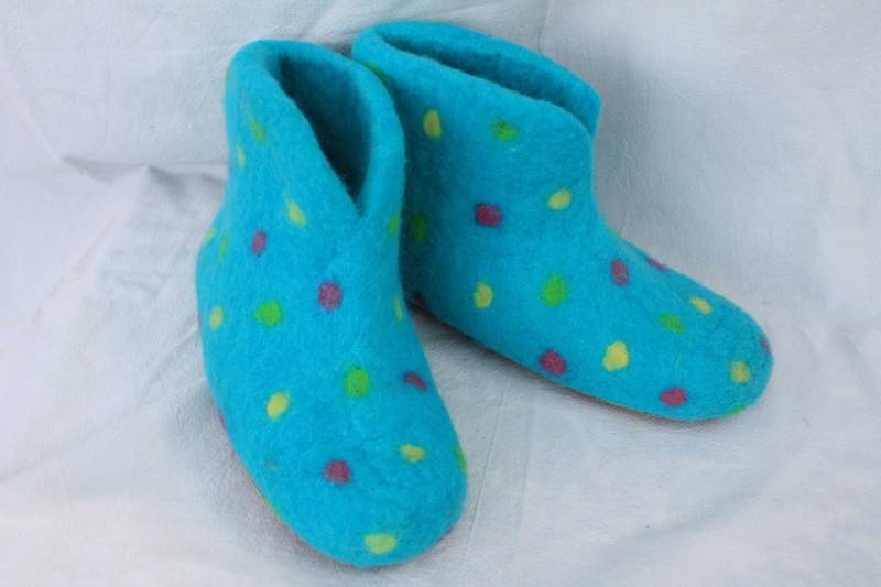 Hohe Filzstiefel Hausschuhe Türkis Mit Bunten Punkten in Maigrün, Pink Und Zitro von SalueFilz