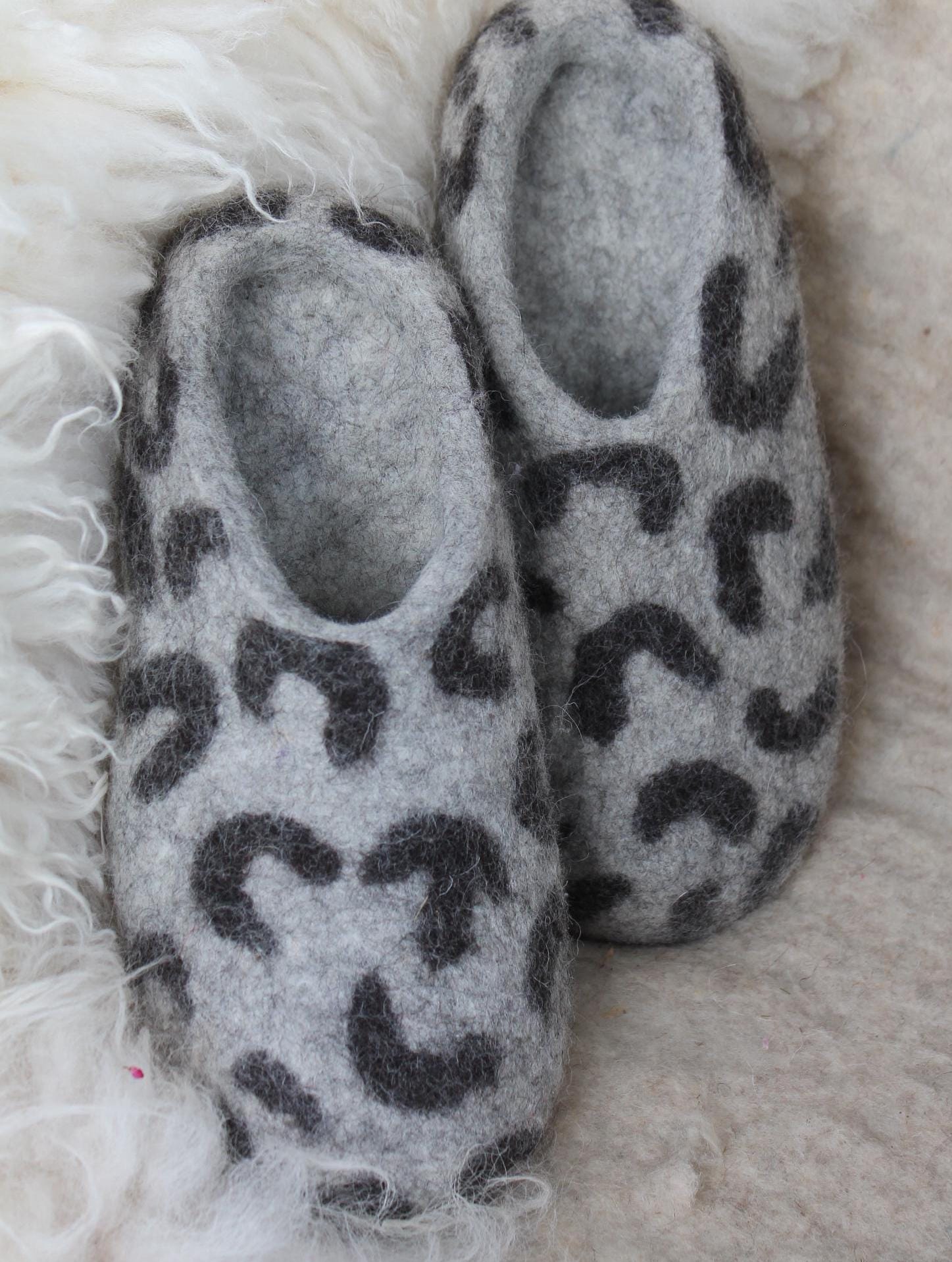 Leo - Filzpantoffeln, Filzschuhe Mit Gummisohle Oder 3mm Filzsohle Hellgrau Leoparden Muster Leo - Filzpantoffeln, Filzschuhe Mit Gummisohle Oder 3mm Filzsohle Hellgrau Leoparden Muster von SalueFilz