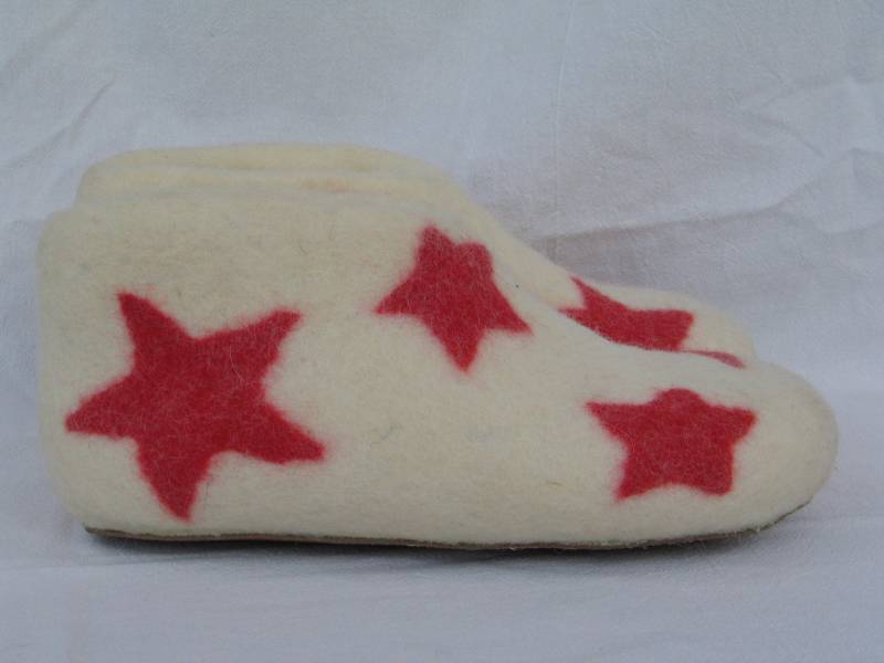 Nassgefilzte Sternen Filzpantoffeln Filzschuhe Damen Hausschuhe Wollfilzsohle Gummisohle Weiß Rot Salue von SalueFilz