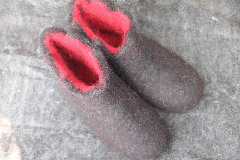 Versandbereit Gr. 37 Filzpantoffeln Naturschwarz/Rot Mit Gummisohle Filzschuhe Damen Hausschuhe von SalueFilz
