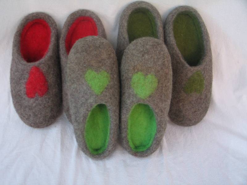 Zum Valentinstag - Filzpantoffeln Mit Herz Damen + Herren Hausschuhe Gummisohle Oder Filzsohle Latexiert von SalueFilz