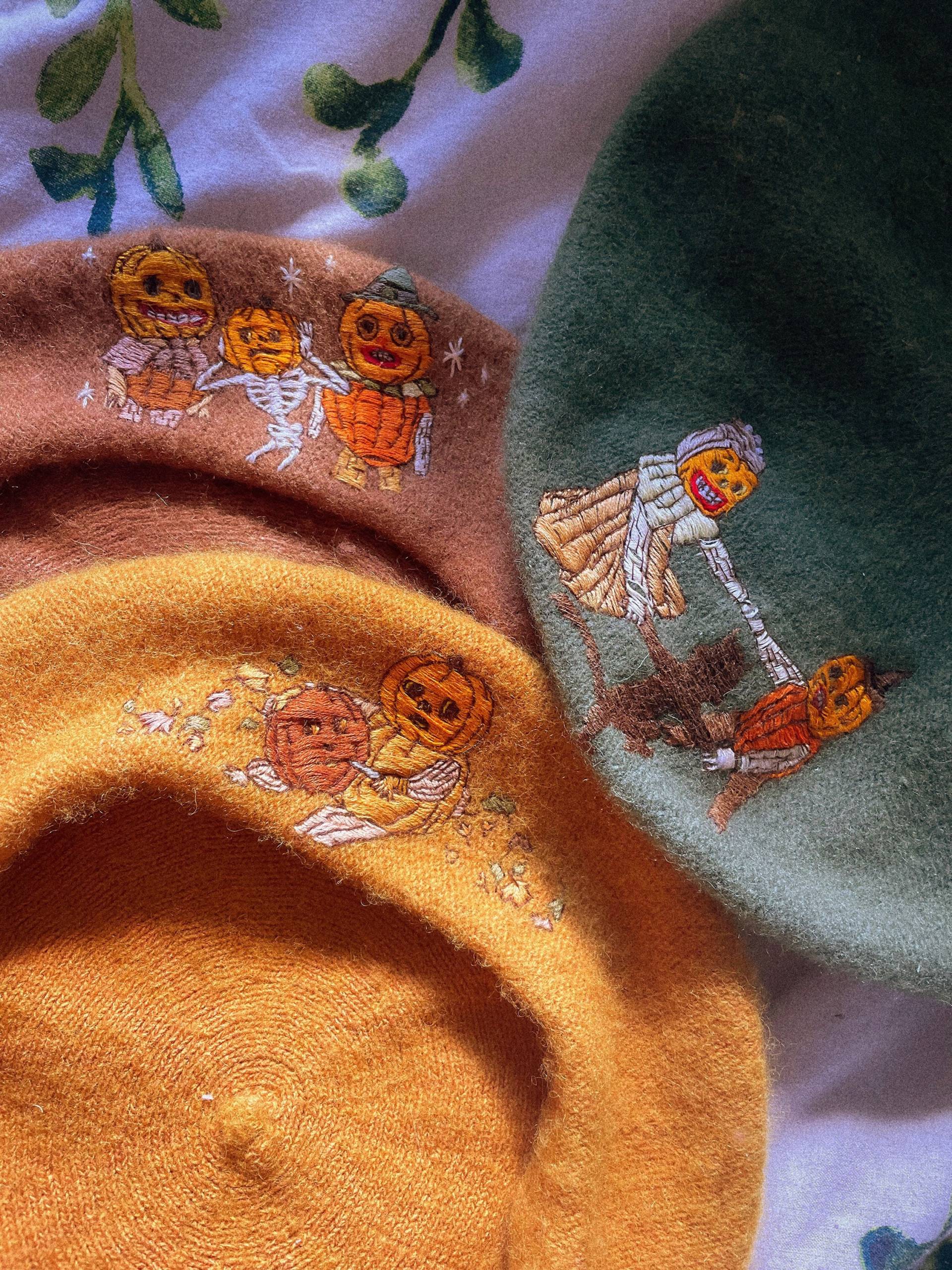 Über Die Gartenmauer Baskenmütze Handgestickt Über Die Gartenmauer Baskenmütze Handgestickt von SalutingSoloMagpies