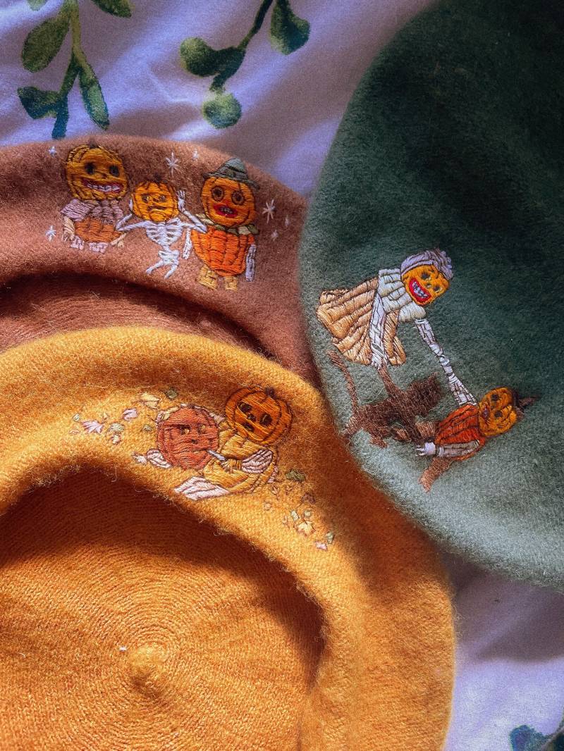 Über Die Gartenmauer Baskenmütze Handgestickt von SalutingSoloMagpies