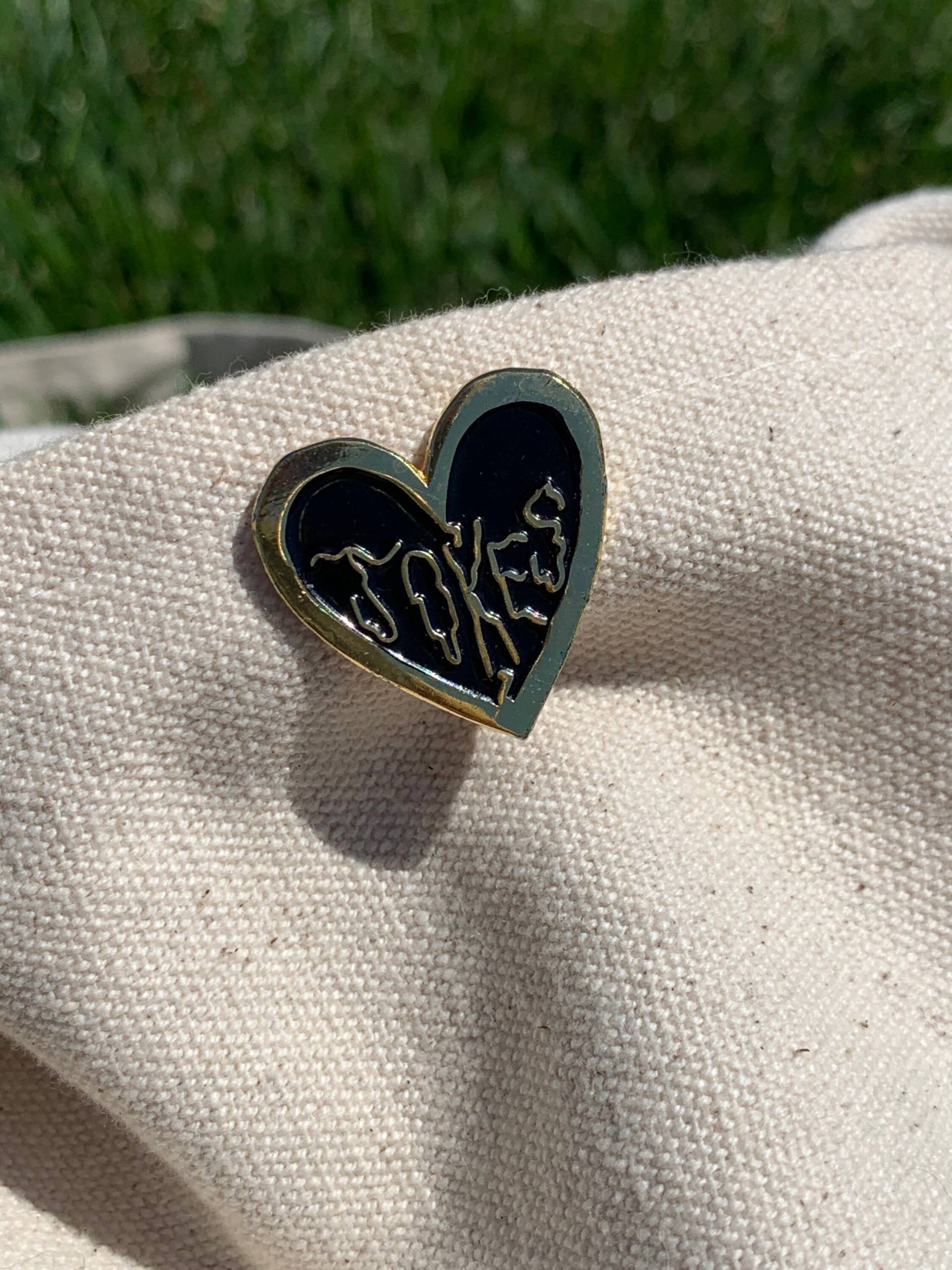 Jokes Broken Heart Emaille Pin | Zubehör Jokes Broken Heart Emaille Pin | Zubehör von SalvDalleStudios