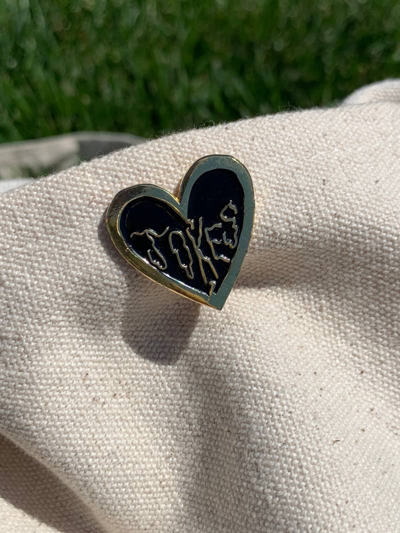 Jokes Broken Heart Emaille Pin | Zubehör Jokes Broken Heart Emaille Pin | Zubehör von SalvDalleStudios