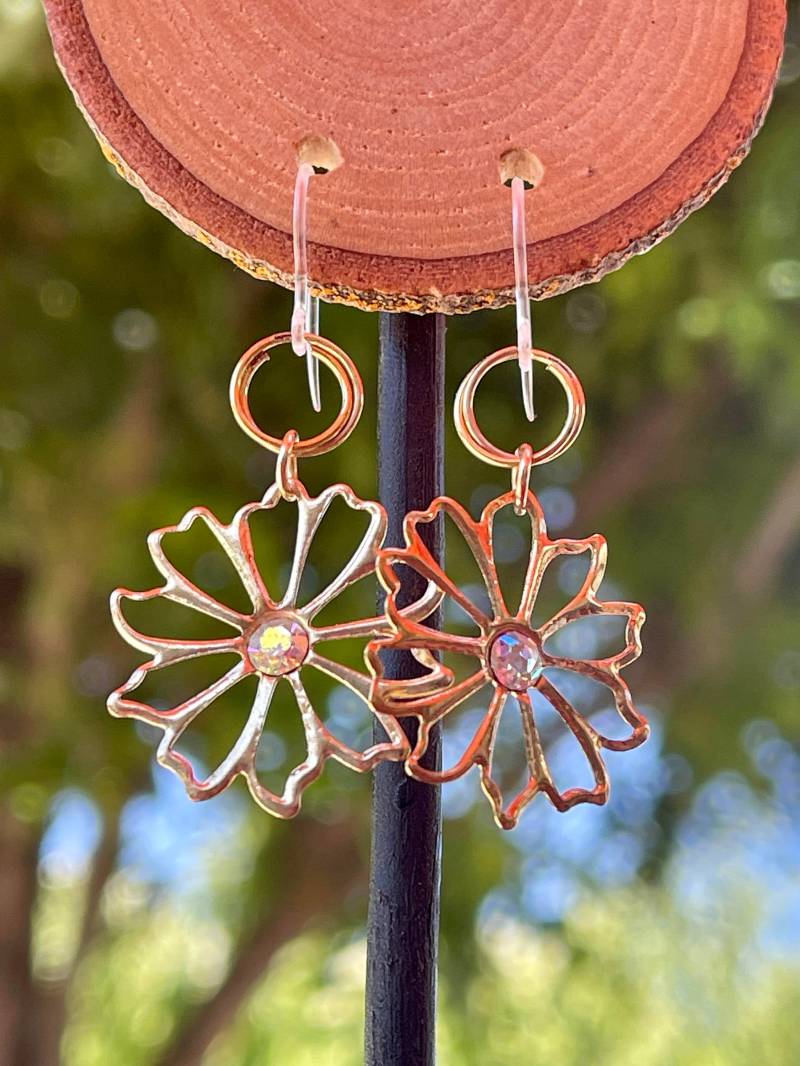 Gold Baumelnde Blumenohrringe Mit Plastikhaken Gold Baumelnde Blumenohrringe Mit Plastikhaken von SalveLux