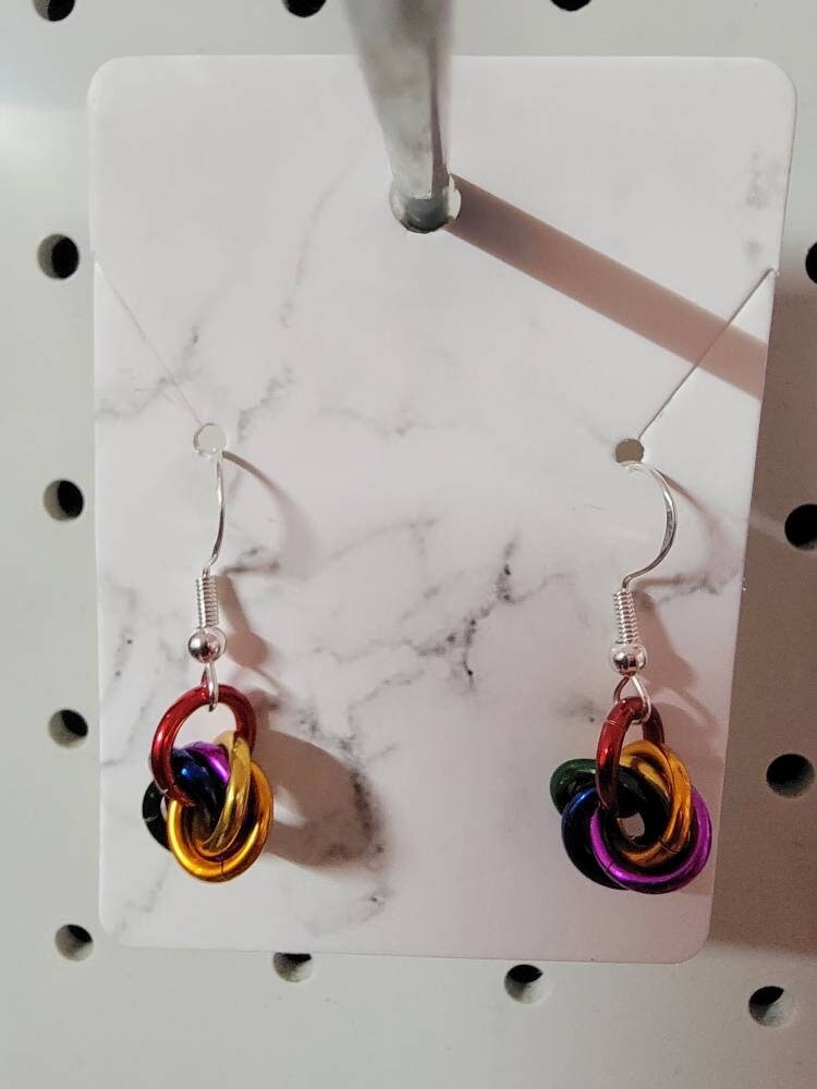 Mobius Chainmail Pride Ohrringe von SamAndBriCreations