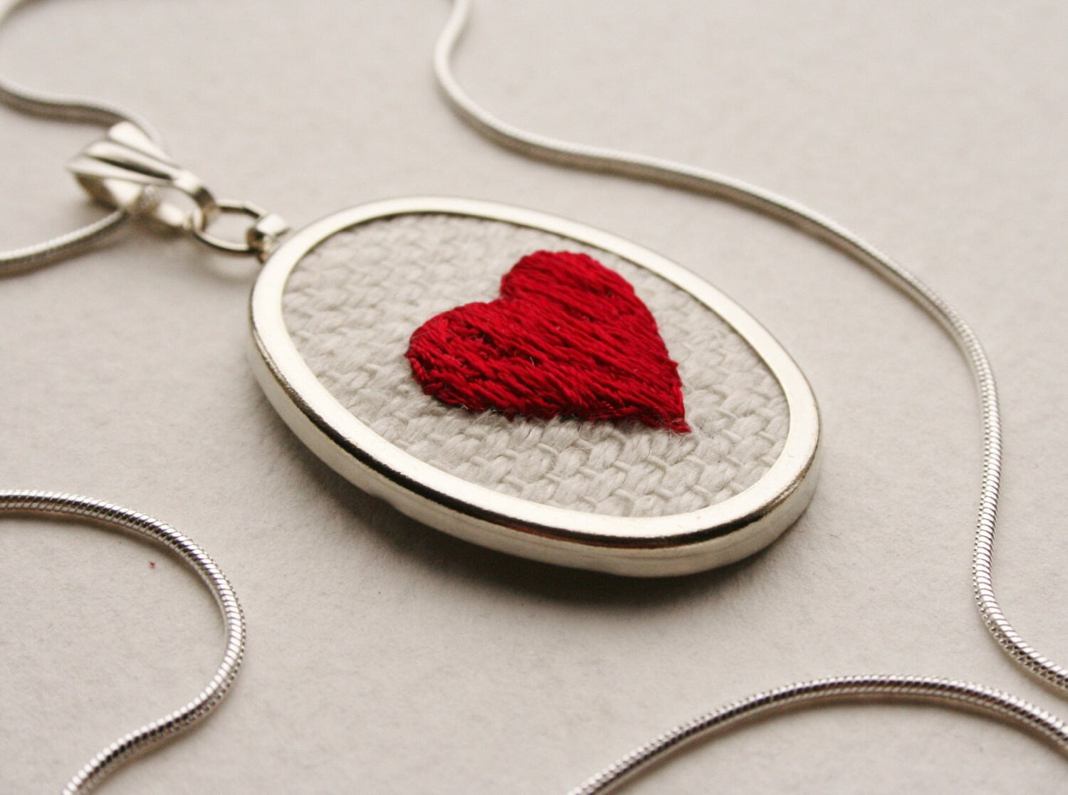 Rote Süße Herz Liebe Token Handbestickt Anhänger Halskette Rote Süße Herz Liebe Token Handbestickt Anhänger Halskette von SamPGibson