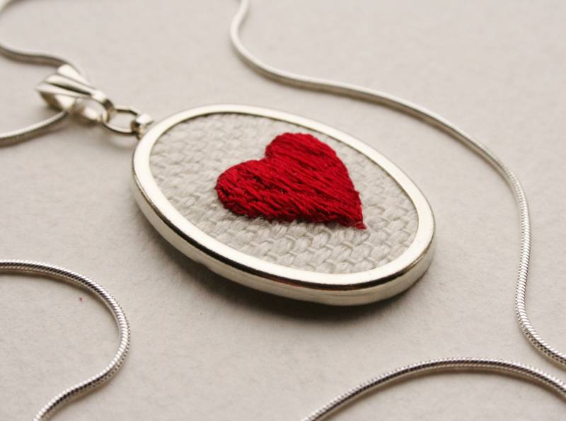 Rote Süße Herz Liebe Token Handbestickt Anhänger Halskette Rote Süße Herz Liebe Token Handbestickt Anhänger Halskette von SamPGibson