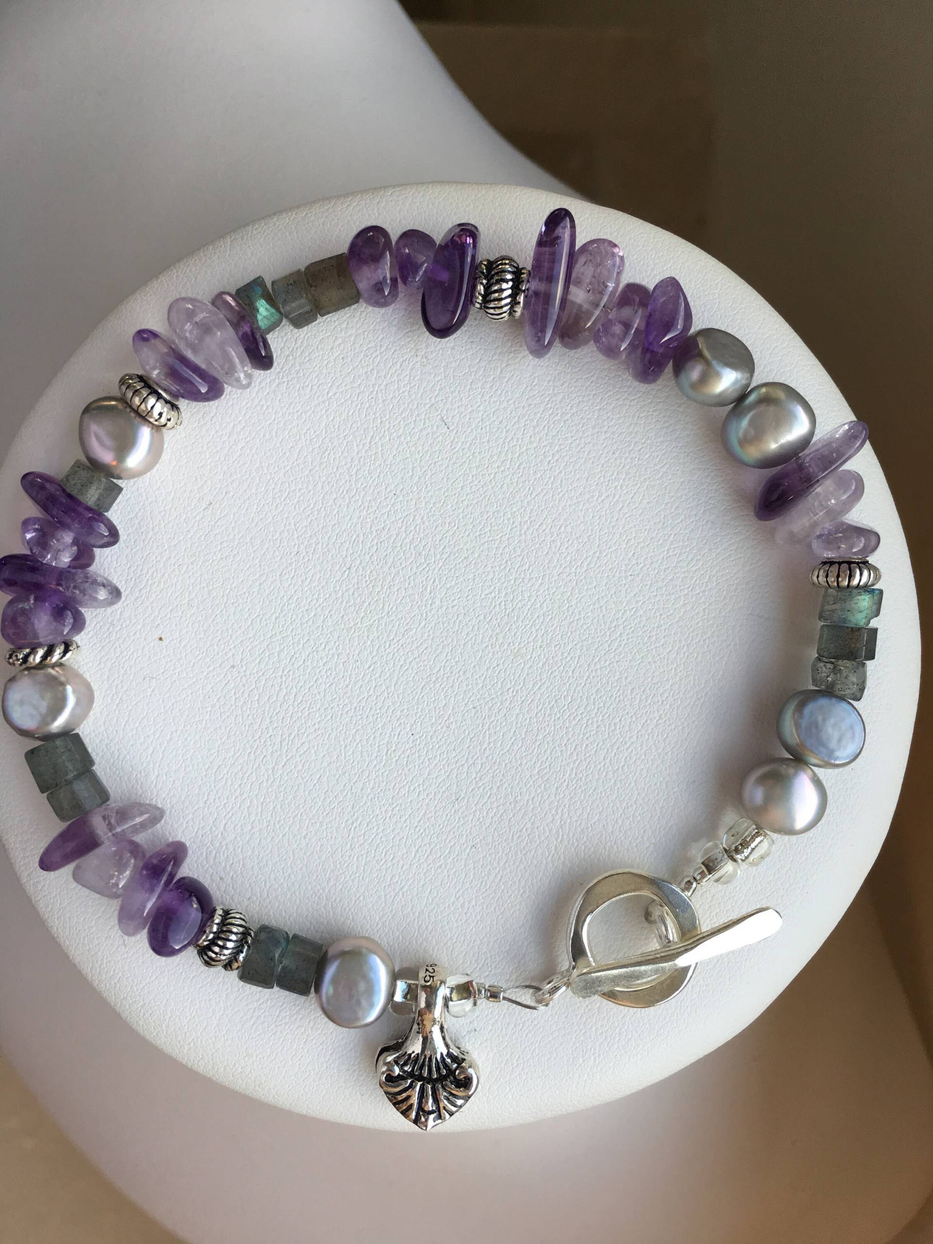Armband-Amethyst Nuggets, Labradorit, Grauen Süßwasserperlen, Silbernen Akzenten Armband-Amethyst Nuggets, Labradorit, Grauen Süßwasserperlen, Silbernen Akzenten von SamanthaCharlotteSuz