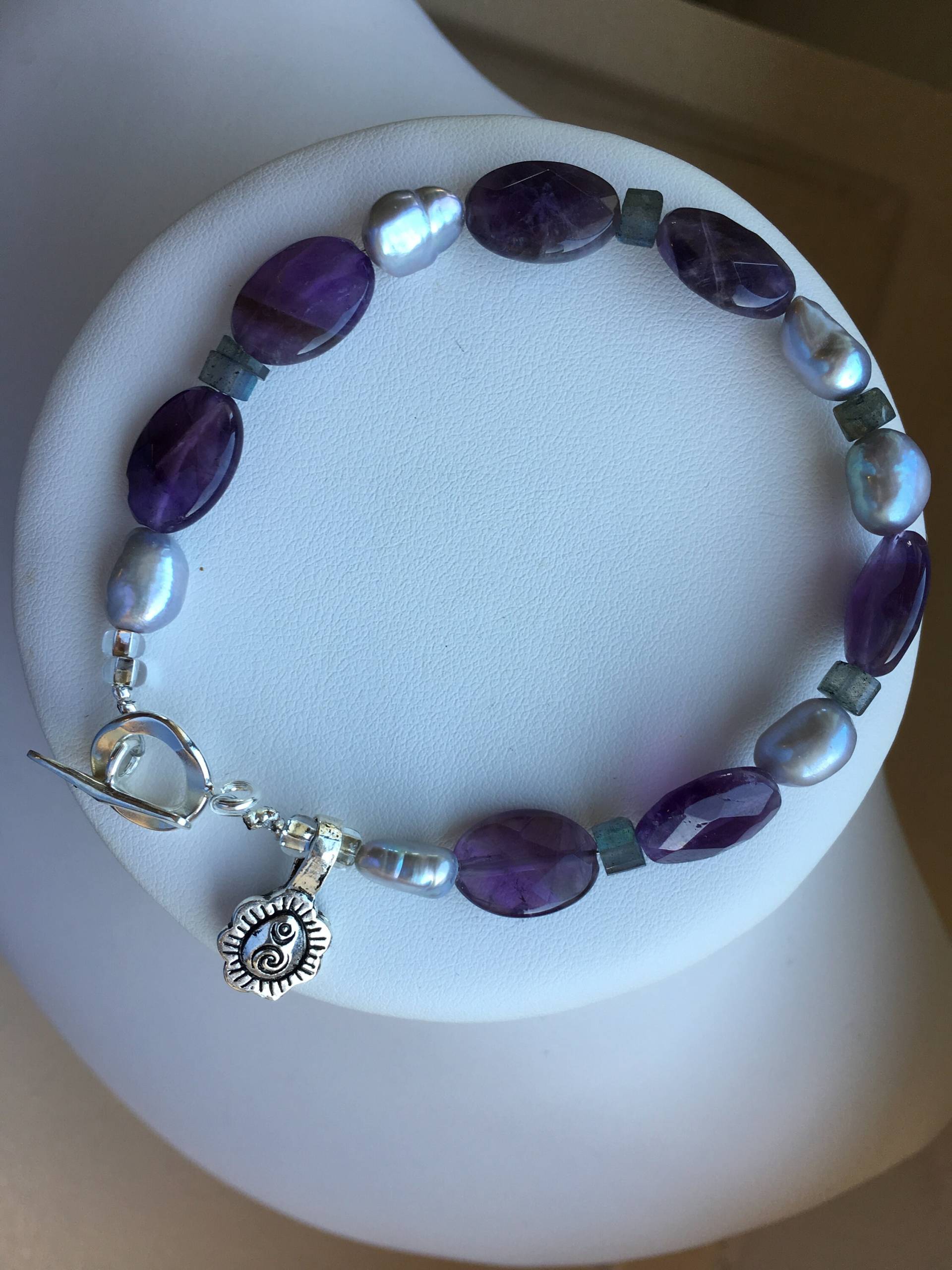 Armband-Amethyst Ovale, Grauen Süßwasserperlen, Labradorit, Hill Tribe Charme Armband-Amethyst Ovale, Grauen Süßwasserperlen, Labradorit, Hill Tribe Charme von SamanthaCharlotteSuz