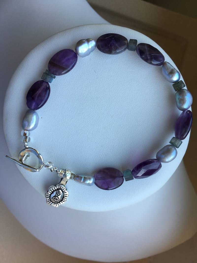 Armband Amethyst Ovale, Graue Süßwasserperlen, Labrodorit, Hill Tribe Dorf Anhänger Armband Amethyst Ovale, Graue Süßwasserperlen, Labrodorit, Hill Tribe Dorf Anhänger von SamanthaCharlotteSuz