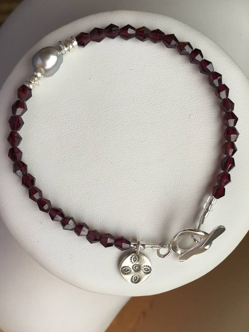Armband Facettierte Bicones Aus Granat, Blass Grau Süßwasserperle, Hill Tribe Village Silber Armband Facettierte Bicones Aus Granat, Blass Grau Süßwasserperle, Hill Tribe Village Silber von SamanthaCharlotteSuz