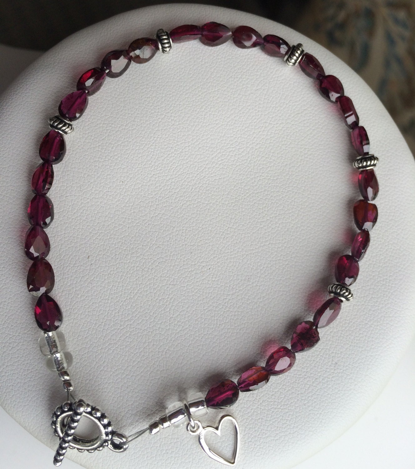 Armband - Facettierte Birnenförmige Granate, Zinn Akzente, Sterling Offener Herz Anhänger Armband - Facettierte Birnenförmige Granate, Zinn Akzente, Sterling Offener Herz Anhänger von SamanthaCharlotteSuz