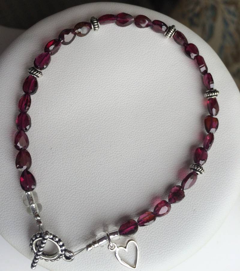 Armband - Facettierte Birnenförmige Granate, Zinn Akzente, Sterling Offener Herz Anhänger Armband - Facettierte Birnenförmige Granate, Zinn Akzente, Sterling Offener Herz Anhänger von SamanthaCharlotteSuz