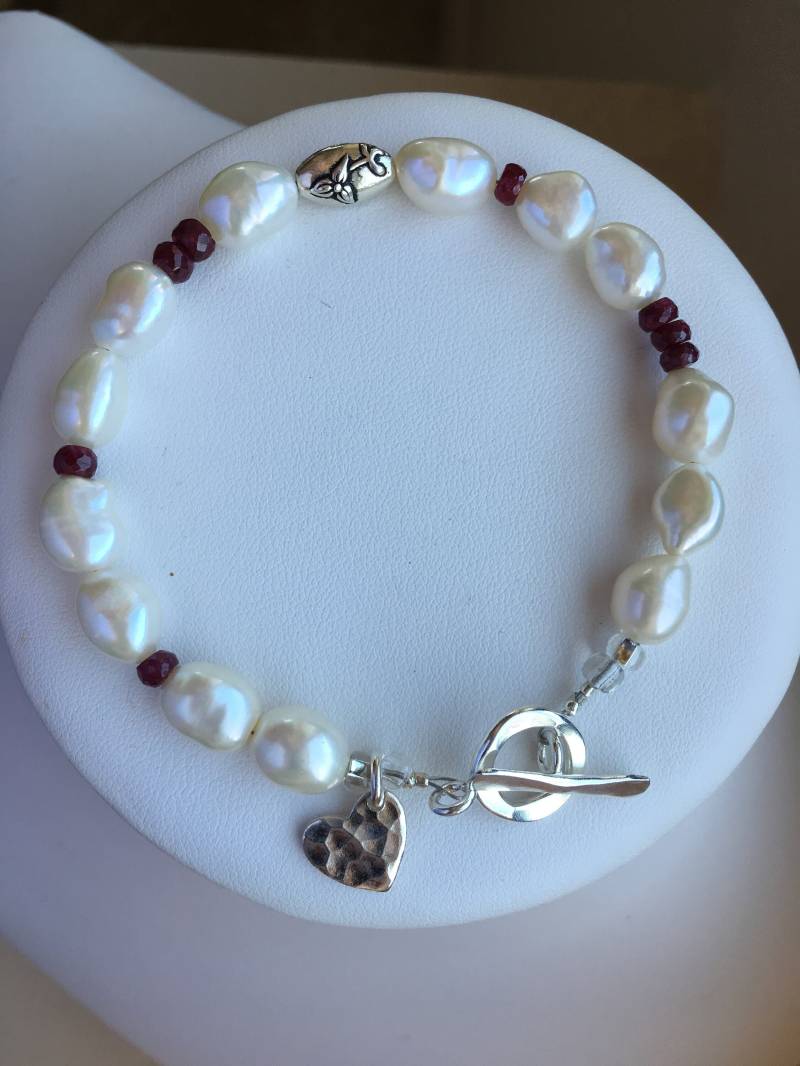 Armband Facettierte Rubine, Süßwasserperlen, Gehämmert Silber Herz Charme, Blume Charme Armband Facettierte Rubine, Süßwasserperlen, Gehämmert Silber Herz Charme, Blume Charme von SamanthaCharlotteSuz