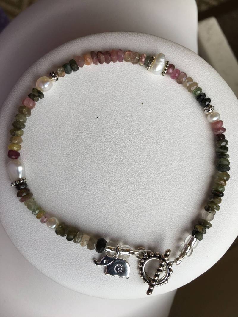 Armband Facettierte Wassermelonen Turmalin, Stelring Elefant Charm, Süßwasserperlen Armband Facettierte Wassermelonen Turmalin, Stelring Elefant Charm, Süßwasserperlen von SamanthaCharlotteSuz