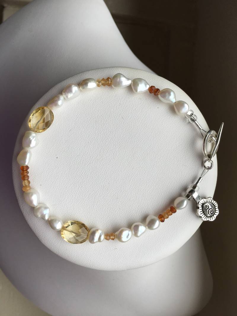 Armband-Facettierten Ovalen Citrin, Hessonit Granat, Süßwasserperlen Und Sterling Anhänger Armband-Facettierten Ovalen Citrin, Hessonit Granat, Süßwasserperlen Und Sterling Anhänger von SamanthaCharlotteSuz