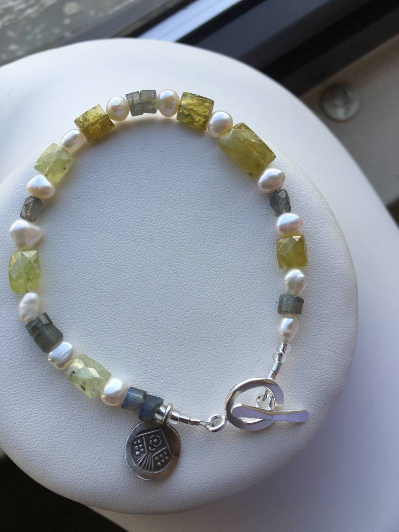 Armband Green Garnet, Labradorite, Freshwater Pearls, Hill Tribe Village Charm Armband Green Garnet, Labradorite, Freshwater Pearls, Hill Tribe Village Charm von SamanthaCharlotteSuz