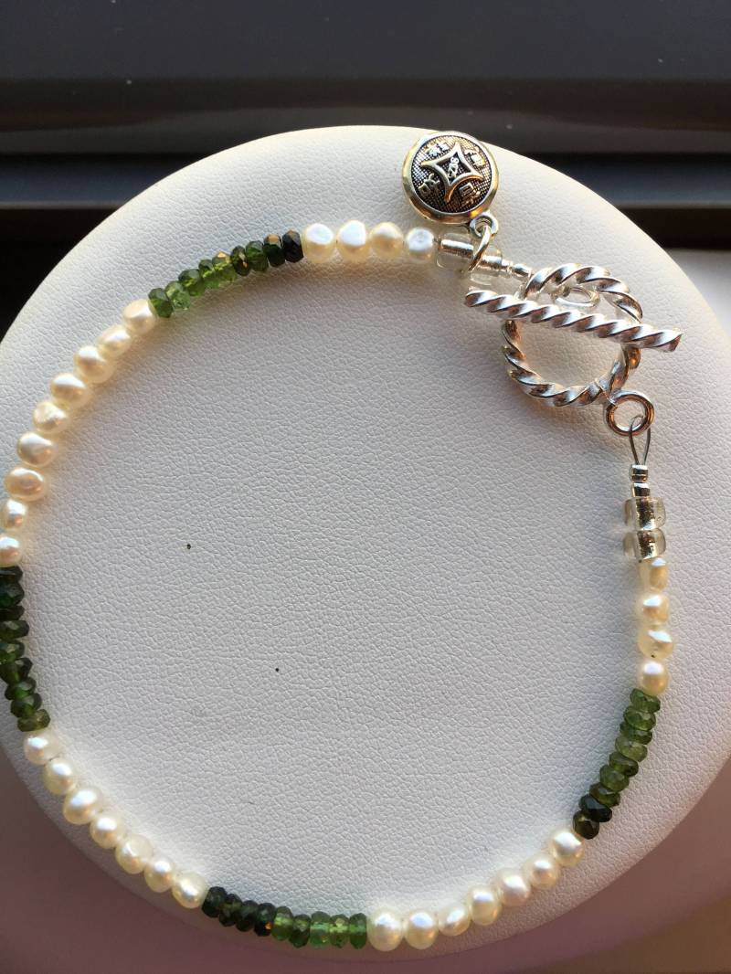 Armband-Grüner Turmalin, Süßwasserperlen, Hill Tribe Dorf Silber Anhänger Armband-Grüner Turmalin, Süßwasserperlen, Hill Tribe Dorf Silber Anhänger von SamanthaCharlotteSuz