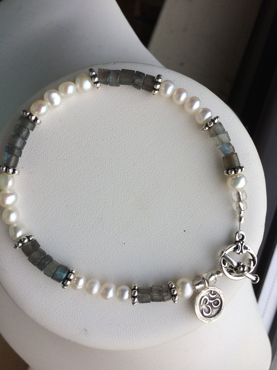 Armband Heishi Labrodorit Rundungen, Süßwasserperlen, Om Charm Aus Hill Tribe Village Armband Heishi Labrodorit Rundungen, Süßwasserperlen, Om Charm Aus Hill Tribe Village von SamanthaCharlotteSuz