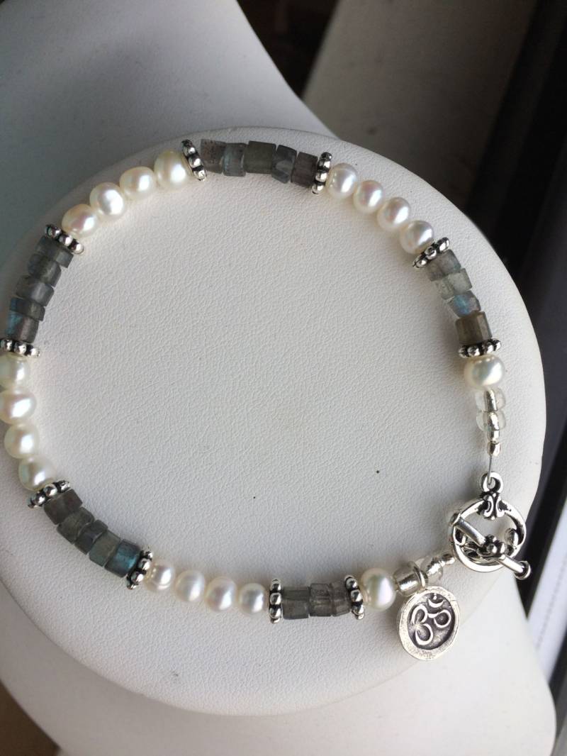 Armband Heishi Labrodorit Rundungen, Süßwasserperlen, Om Charm Aus Hill Tribe Village Armband Heishi Labrodorit Rundungen, Süßwasserperlen, Om Charm Aus Hill Tribe Village von SamanthaCharlotteSuz