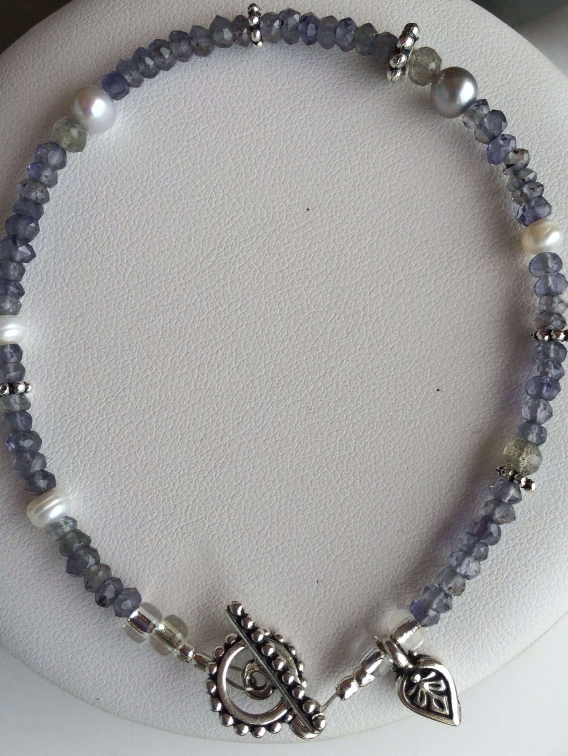 Armband - Iolith-Runden, Labrodorit, Hellgraue Und Elfenbeinfarbene Süßwasserperlen, Zinnblatt-Charm von SamanthaCharlotteSuz