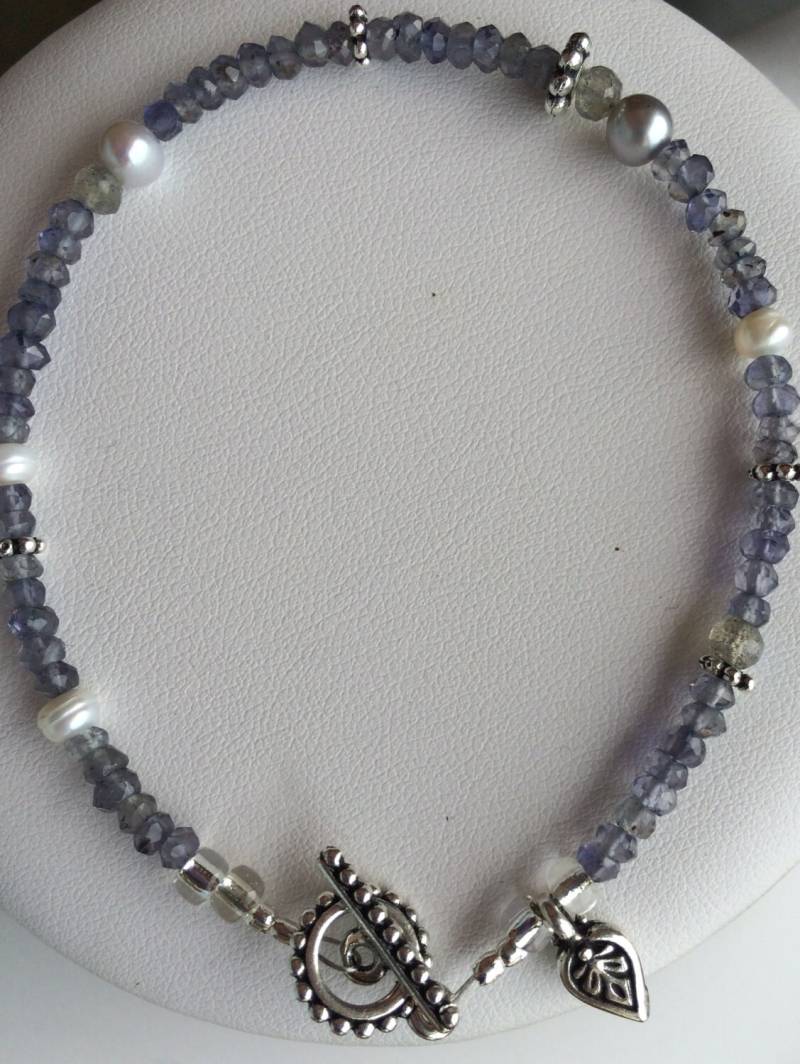 Armband - Iolith-Runden, Labrodorit, Hellgraue Und Elfenbeinfarbene Süßwasserperlen, Zinnblatt-Charm Armband - Iolith-Runden, Labrodorit, Hellgraue Und Elfenbeinfarbene Süßwasserperlen, Zinnblatt-Charm von SamanthaCharlotteSuz