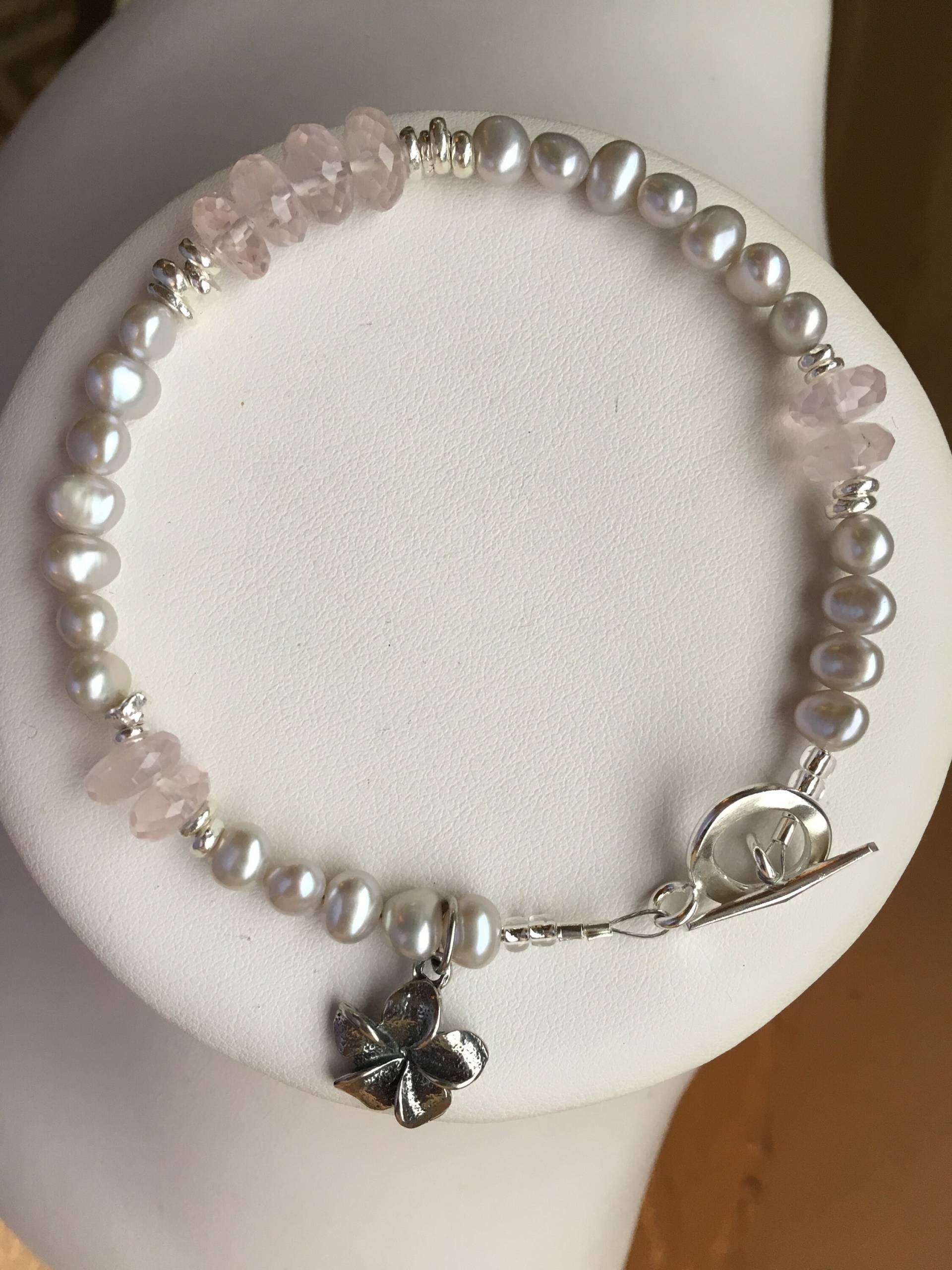 Armband Pale Grey Freshwater Perls, Faceted Quartzite, Silver Flower Charm, Nuggets Armband Pale Grey Freshwater Perls, Faceted Quartzite, Silver Flower Charm, Nuggets von SamanthaCharlotteSuz